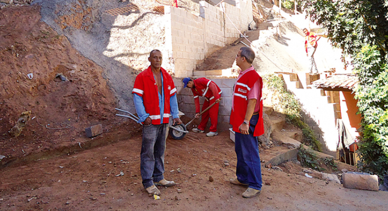 Etapa final do Curso de Cultura de Prevenção e Redução do Risco com alunos de escolas municipais de BH acontece na quarta, dia 8, às 8h. Foto: Rogério França Dois técnicos da urbel avaliam obras em região de risco geológico.