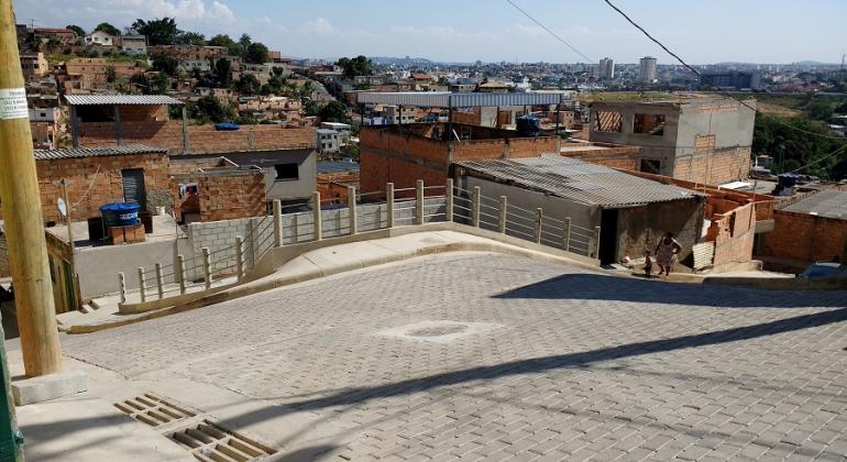 A comunidade da Vila Mariquinhas, região norte da cidade, recebeu duas obras de urbanização, que beneficiou cerca de 2.300 moradores. Foto: Divulgação PBH Trecho urbanizado da Vila Mariquinhas, com calçamento.