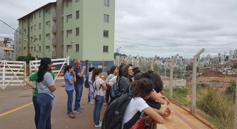 Mais de kquinze estudantes visitam prédios do Progrma Vila Viva.