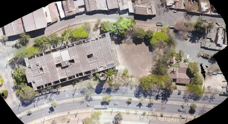 PBH utiliza drone para mapear terreno do prédio sede da Prodabel, no bairro Caiçara, onde será construída uma “cidade inteligente”. Foto: Divulgação PBH Imagem aérea da sede da Prodabel, no bairro Caiçara, feita por drone. Local será sede de “cidade inteligente”