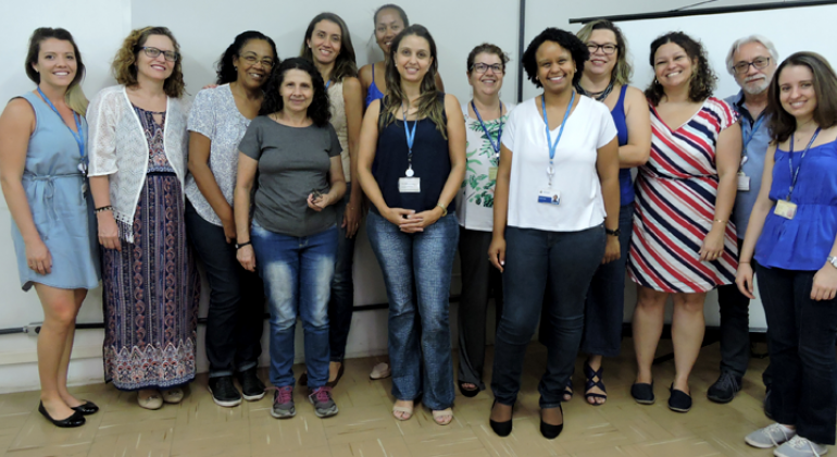 Grupo de trabalho na Pampulha faz reuniões mensais para criar soluções contra incidentes em unidades de saúde; trabalho será apresentado em congresso brasileiro. Foto: Andréa Moreira/PBH Treze funcionários da PBH posando para foto durante reunião do grupo de trabalho e Promoção da Saúde - Pampulha.