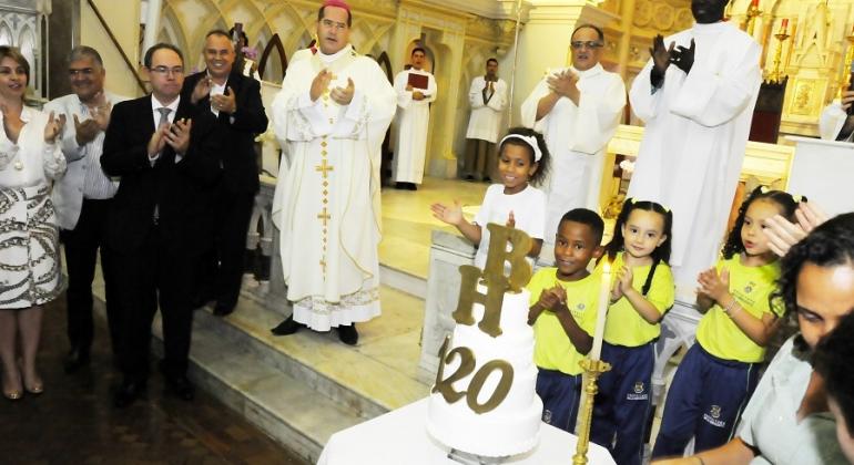 Uma missa em comemoração aos 120 anos da capital foi celebrada dia 12 de dezembro na Paróquia Nossa Senhora da Boa Viagem. Foto: Adão de Souza/PBH Vice-prefeito de Belo Horizonte, Paulo Lamac, e secretário municipal de Obras e Infraestrutura, Josué Valadão, participam de missa celebrada por dom Walmor Oliveira de Azevedo em homenagem aos 120 anos de Belo Horizonte.