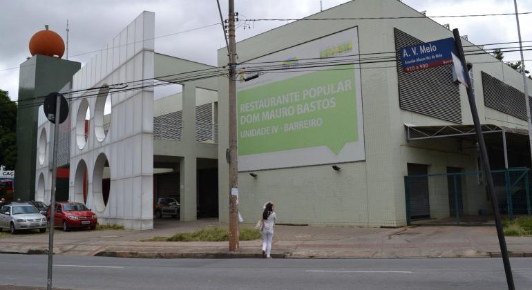 Foto: Denis Dias/PBH Fachada do Restaurante Popular do Barreiro durante o dia.