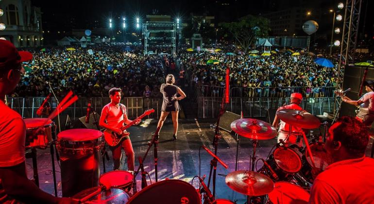 Prefeitura de Belo Horizonte, por meio da Belotur, amplia infraestrutura, serviços, número de palcos, entre outras novidades. Foto: Fabricio Mendes Mais de trezentas pessoas assistem a show do Carnaval 2017 na Praça da Estação. Foto ilustrativa.