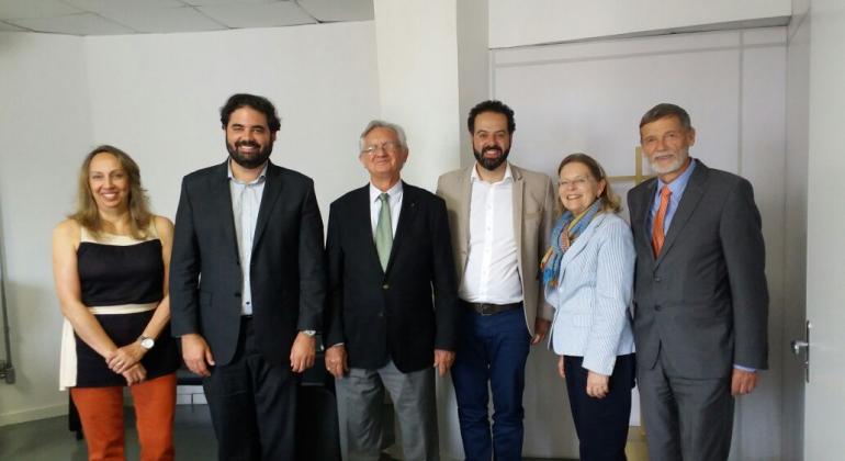 Da esquerda para a direita: A diretora de Relações Internacionais da SMDE, Patrícia Cury, o secretário municipal adjunto de Desenvolvimento Econômico, Bruno Miranda, o cônsul da Áustria em Minas Gerais, Roland Goblirsch von Urban, a embaixadora da Áustria no Brasíl, Irene Giner-Reichl e seu marido, Reinhard Giner, em reunião na SMDE na quarta-feira, 13/12/2017. Da esquerda para a direita: A diretora de Relações Internacionais da Secretaria Municipal de Desenvolvimento Econômico (SMDE), Patrícia Cury, o secretário municipal adjunto de Desenvolvimento Econômico, Bruno Miranda, o cônsul da Áustria em Minas Gerais, Roland Goblirsch von Urban, a embaixadora da Áustria no Brasíl, Irene Giner-Reichl e seu marido, Reinhard Giner, em reunião na SMDE na quarta-feira, 13/12/2017.