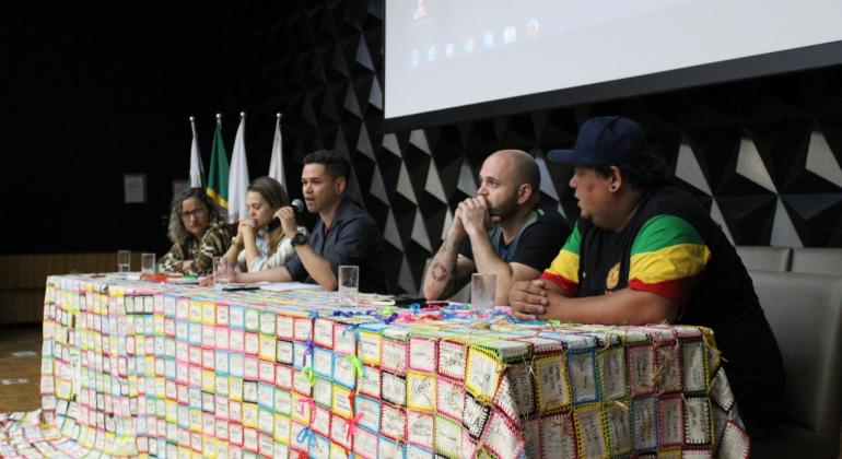 Secretaria de Segurança e Prevenção lança projeto que irá orientar ações para reduzir o índice de homicídios na Região Leste de Belo Horizonte. Foto: Sebastiao/PBH Mesa de abertura do Projeto Territórios, com cinco integrantes.