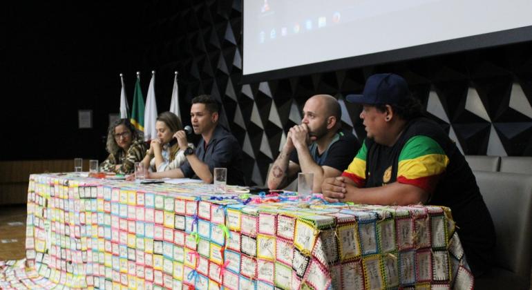 Mesa de abertura do Projeto Territórios, com cinco integrantes.