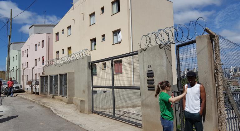 Técnica da Urbel conversa com morador da Vila Estrela beneficiário das obras de urbanização 