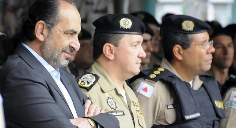 O prefeito Alexandre Kalil de perfil junto a policiais militares em evento na Praça Sete