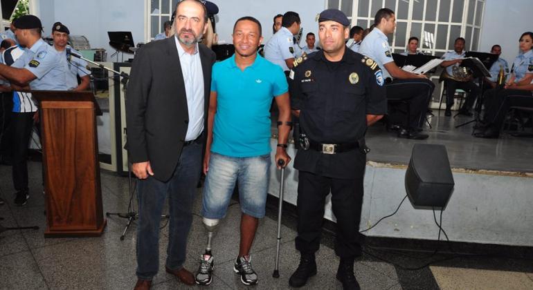Agente da Guarda Municipal é exemplo de superação e otimismo Agentes da guardas municipal e prefeito Alexandre Kalil posando para fotos