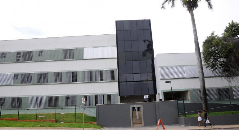 PBH entrega Complexo de Saúde do Barreiro Prédio do Complexo de Saúde do Barreiro com grade e grama verde
