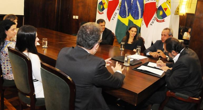 Foto: Adão de Souza/PBH Na assinatura do convênio da PBH com a Apac, sentados, o procurador-geral do município, Tomáz de Aquino Resende, prefeito Alexandre Kalil, o juiz Luiz Carlos Rezende, da Vara de Execuções Criminais do TJMG, e representantes da Apac-BH.