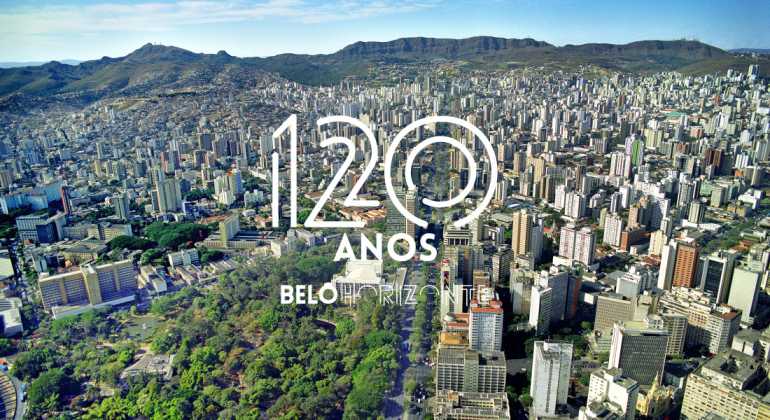 Cidade vista do alto. Com a marca "120 anos Belo Horizonte"