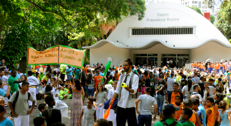 Mais de cem estudantes, acompanhados de malabaristas, em frente ao Teatro Francisco Nunes. 