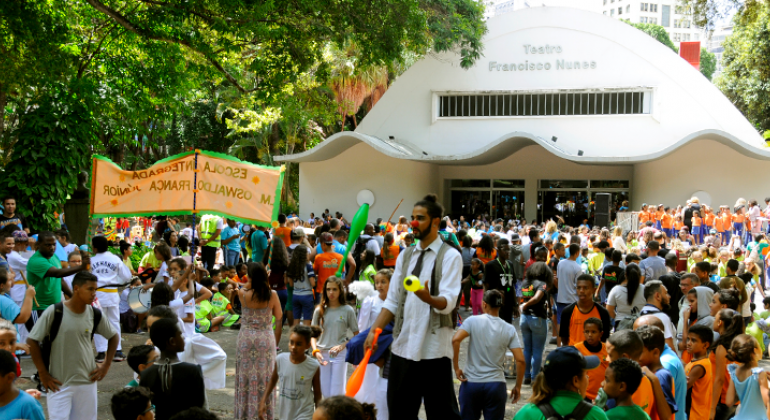 Para celebrar o Dia Internacional das Cidades Educadoras, a Prefeitura realizou, dia 30/11, uma série de atividades culturais. Foto: Adão de Souza/PBH Mais de cem estudantes, acompanhados de malabaristas, em frente ao Teatro Francisco Nunes.