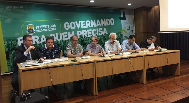 Conselho formado por representantes da administração pública e sociedade civil é responsável por Política Municipal de Meio Ambiente. Foto: Divulgação PBH Sete membros do Conselho Municipal de Meio Ambiente sentados em uma mesa.