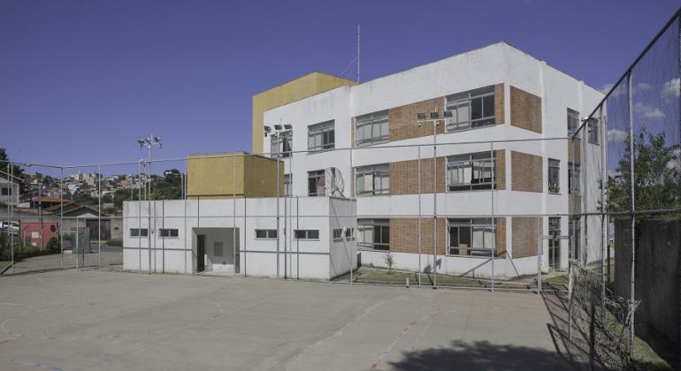 Em BH, cidadão que precisa de serviços assistenciais deve procurar um dos 34 Centros de Referência de Assistência Social (CRAS). Foto: Divulgação PBH Fachada do Cras Zilah Sposito durante o dia.