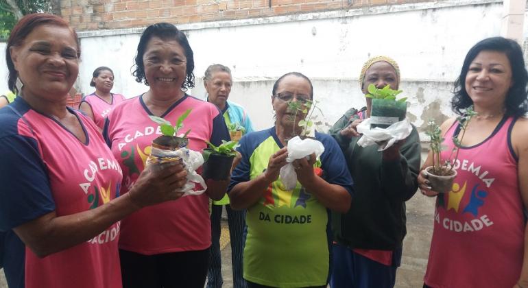 Alunos da Academia da Cidade Confisco participam de encontro sobre plantas alimentícias não convencionais em dezembro. Foto: Divulgação PBH Sete alunas da Academia da Cidade Confisco partipam de encontro sobre plantas alimentícias não convencionais.