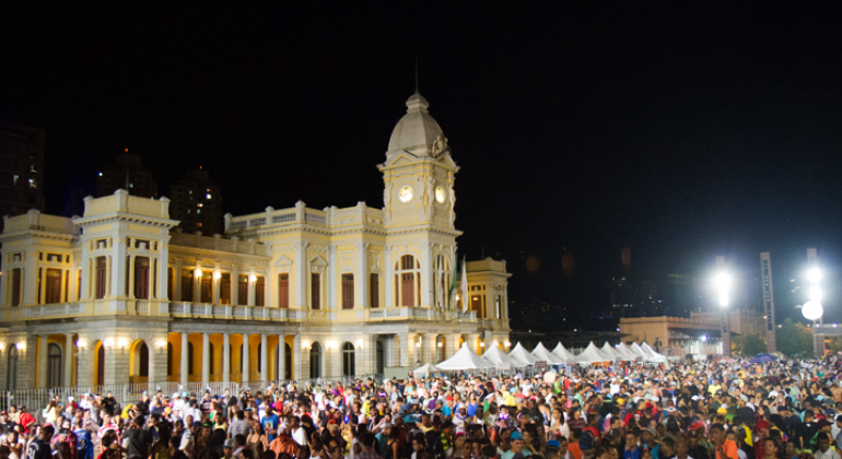 Eleição da Corte Momesca, Então Brilha, Chama o Síndico, Dona Jandira e Sepultura são algumas das atrações do evento. Foto: Gabriel Araújo Praça da Estação, com mais de duzentas pessoas, em evento não identificado.