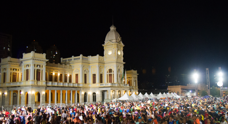 Praça da Estação, com mais de duzentas pessoas, em evento não identificado.