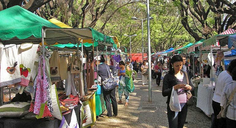 Foto: Divulgação PBH Cerca de cinco homens e mulheres passeiam nas mais de dez barraquinhas da feira de artesanato da avenida Bernardo Monteiro.