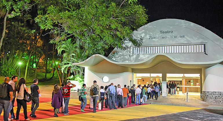 Teatro Francisco Nunes à noite, com fila extensa de entrada.