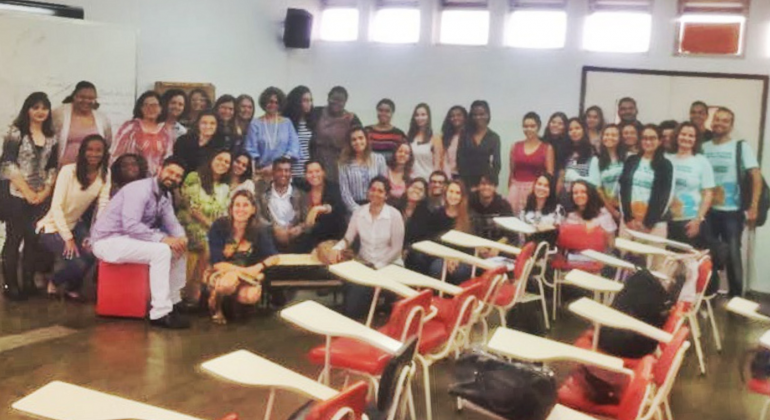 Graduandos da UFMG apresentam projetos na 1ª Mostra Programa de Educação pelo Trabalho para a Saúde - PET Gradua SUS. Foto: Divulgação PBH Mais de vinte graduandos da UFMG que apresentaram projetos na 1ª Mostra Programa de Educação pelo Trabalho para a Saúde