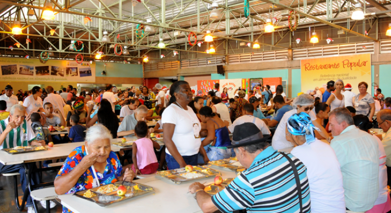 Prefeitura oferece tradicional Almoço de Natal no Restaurante Popular II, no bairro Santa Efigênica, dia 25/12, das 11h às 14h. Foto: Isabel Baldoni Mais de cinquenta pessoas almoçando em restaurante popular em natais anteriores.