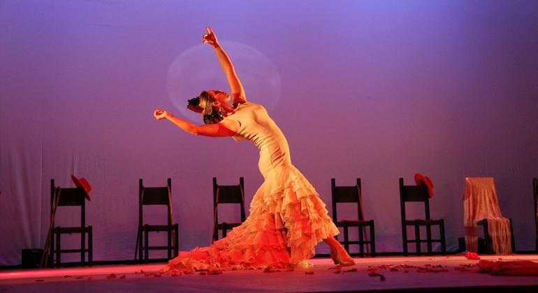 Foto: Divulgação Bailarina da Cia. executando parte do espetáculo