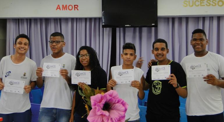 Seis alunos da Escola Municipal Padre Francisco Carvalho Moreira, premiados na Mostra de Investigação Cientifica Escolar, realizada pela UFMG.