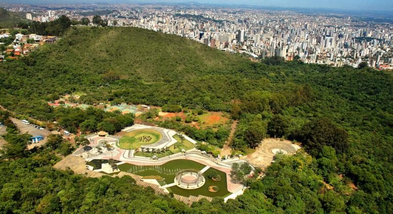 Em função da morte de primata não humano por febre amarela, encontrado no Parque das Mangabeiras, a BH anuncia fechamento de dois parques. Foto: Divulgação PBH Vista aérea de Parque das Mangabeiras durante o dia.