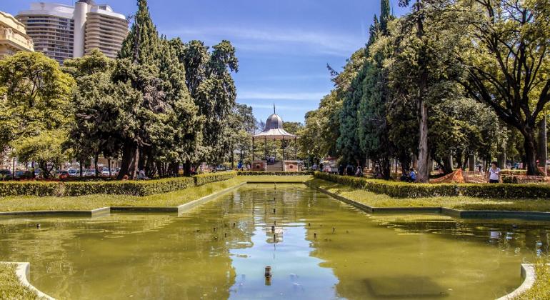 Espelho d'água da Praça da Liberdade, ao fundo, coreto. 