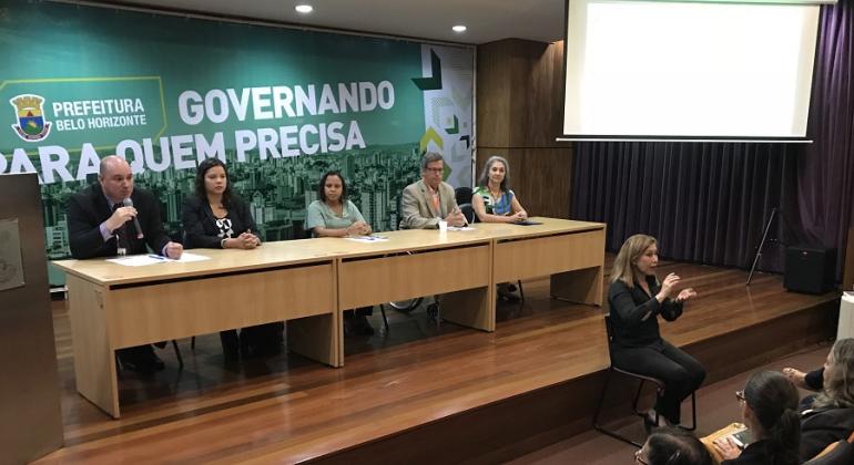 Foto: Divulgação PBH Mesa da posse do do Conselho Municipal dos Direitos da Pessoa com Deficiência (CMDPD): Luiz Vilani, diretor de Políticas para a Pessoa com Deficiência; Maíra Colares, secretária municipal de Assistência Social, Segurança Alimentar e Cidadania; Ana Paula Siqueira, secretária interina de Governo; Leonardo José de Matos, representante da nova gestão do CMDPD; ex-presidente do Conselho, Cláudia Maria Vico. À frente, de pé, tradutora de libras.