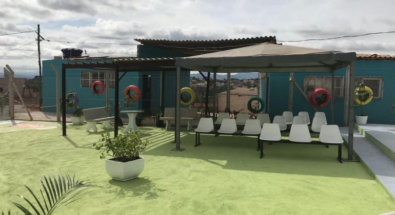 PBH entrega centro de saúde na comunidade Dandara Contêineres onde funcionará o anexo do Centro de Saúde Dandara, com gramado verde e bancos