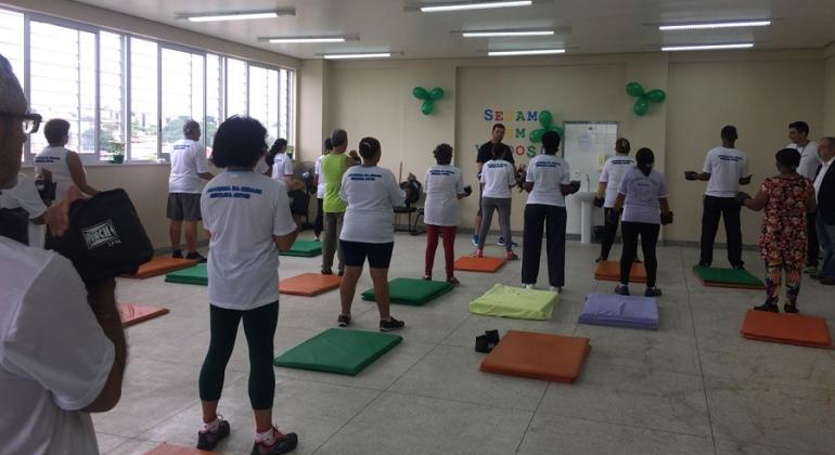 Mais de dez usuários fazem ginástica na Academia da Cidade Venda Nova.