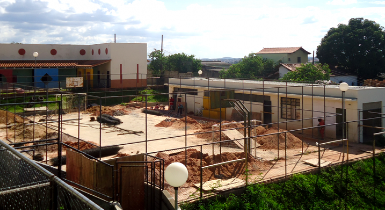 Reforma de quadra esportiva traz mais conforto a alunos da Escola Municipal Acadêmico Vivaldi. Foto: Antonio Rodrigues/PBH Reforma da quadra da Escola Municipal Acadêmico Vivaldi.