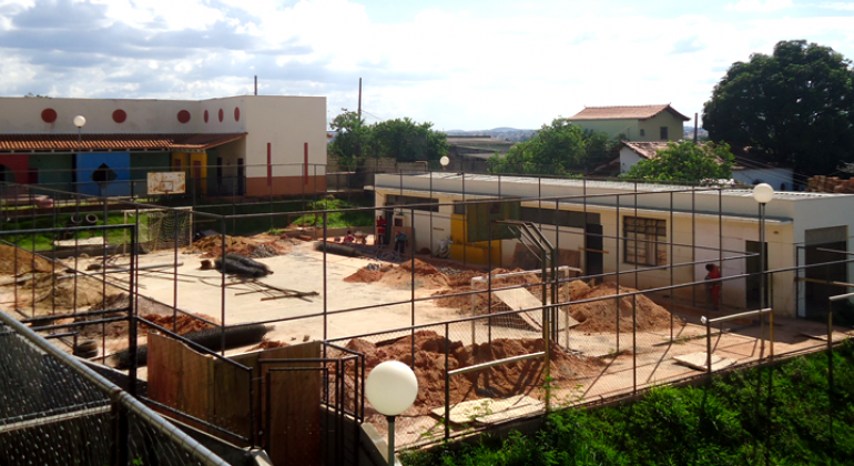 Reforma da quadra da Escola Municipal Acadêmico Vivaldi.