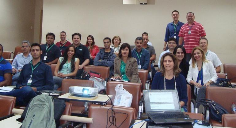 Prodabel cria curso interno de capacitação e atinge número recorde de funcionários com certificado reconhecido pelo mercado. Foto: Divulgação PBH Cerca de 18 funcionários da Prodabel em curso de capacitação.