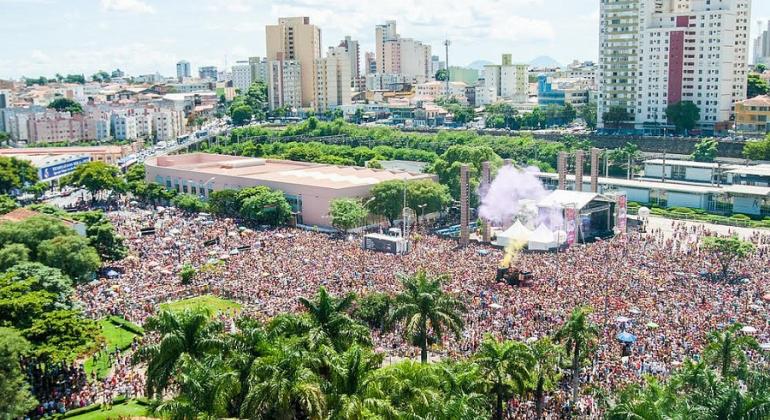 Concentração de 5 mil pessoas em Carnaval na Praça da Estação.