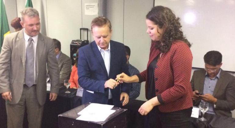 A PBH assinou Termo de Parceria de Cooperação Mútua que cria casa-abrigo 24h para vítimas de violência doméstica. Foto: Divulgação PBH Vittorio Medioli, prefeito de Betim e presidente do Consórcio, e Maíra Colares, Secretária da SMASAC, assinam Termo de Parceria de Cooperação Mútua que cria casa-abrigo 24h para vítimas de violência doméstica.