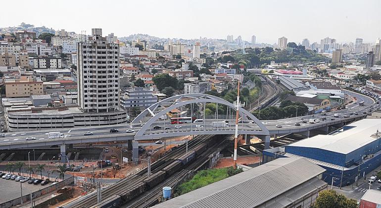 Viaduto do Boulevard Arrudas, construído sobre a linha do metrô, na avenida Tereza Cristina, no bairro Carlos Prates.