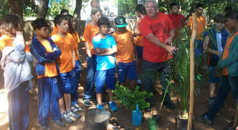 Foto ilustrativa Instrutor fala sobre plantas para crianças no Espaço Ambiental Venda Nova. Foto ilustrativa