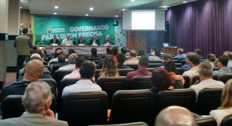 Fórum Mineiro de Transporte e Trânsito incentivou participação da sociedade na construção do planejamento da mobilidade das cidades dia 7/12. Foto: Divulgação PBH Mesa de abertura e plateia do Fórum Mineiro de Transportee Trânsito