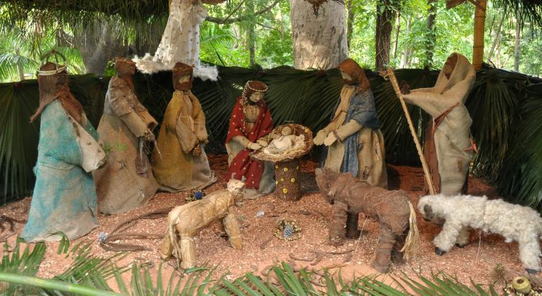 Presépio de materiais naturais em exposição no Parque Municipal Américo Renné Giannetti. 