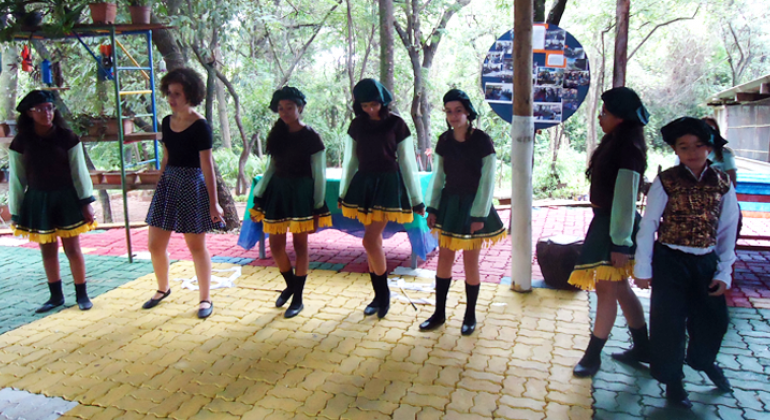 Alunos de escolas municipais de Venda Nova receberam certificados do Projeto Agente Ambiental Mirim e Juvenil 2017 e do curso de jardinagem. Foto: Divulgação PBH Seis alunas se apresentam durante Projeto Agente Ambiental Mirim e Juvenil.