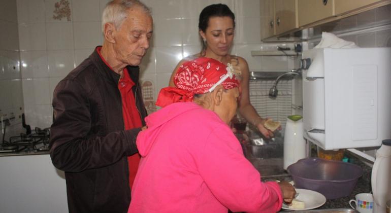 Portadores de sofrimento mental participam de atividades domésticas na cozinha. 