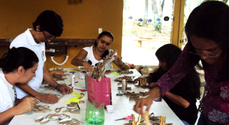 Cinco mulheres durante realizando atividades manuais no Centro de Educação Ambiental na Pampulha 