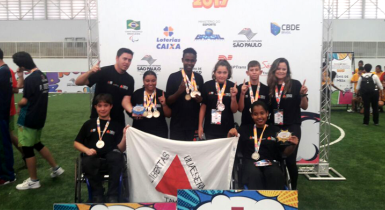 Atletas do programa Superar conquistam medalhas nas Paralimpiadas Escolares. Foto: Divulgação/PBH Atletas do programa Superar sendo fotografados com as medalhas adquirida durante os jogos.