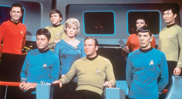 Oito integrantes do seriado Jornada nas Estrelas (Star Trek), iniciado em 1966.