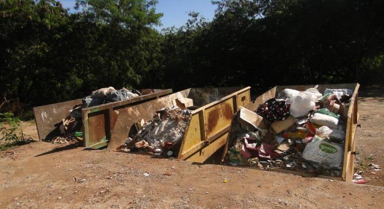 Materiais volumosos são descartados nas Unidades de Recebimento de Pequenos Volumes de BH, cujo serviço de recebimento de entulho é gratuito. Foto: Pedro Antônio de Oliveira/PBH Três caçambas com materiais diversos entregues por cidadãos
